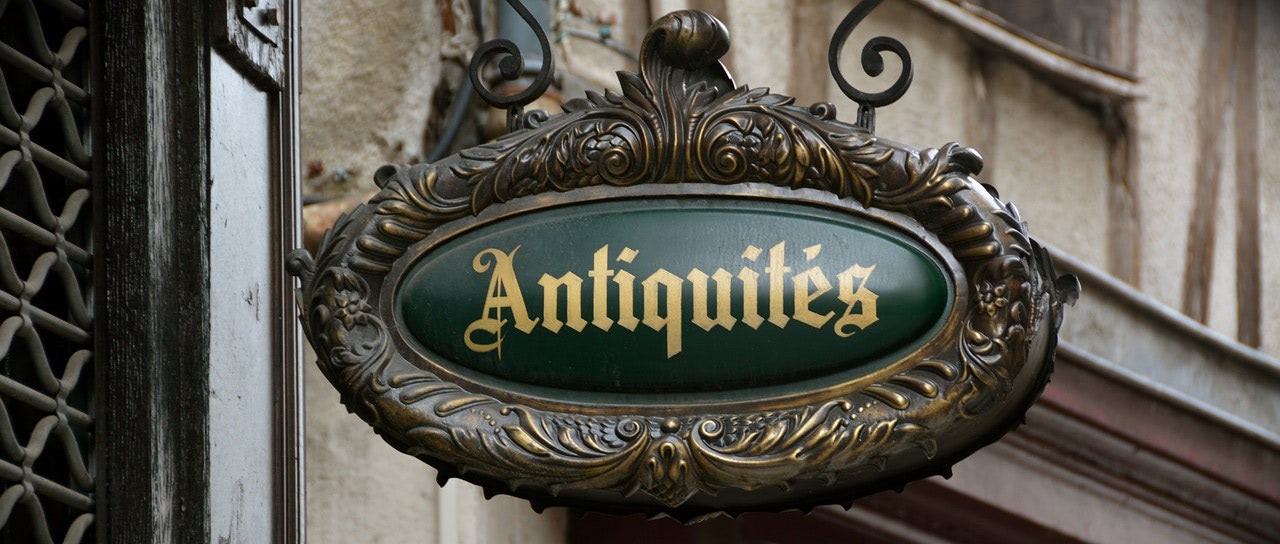 Altes Antiquitäten-Schild.
